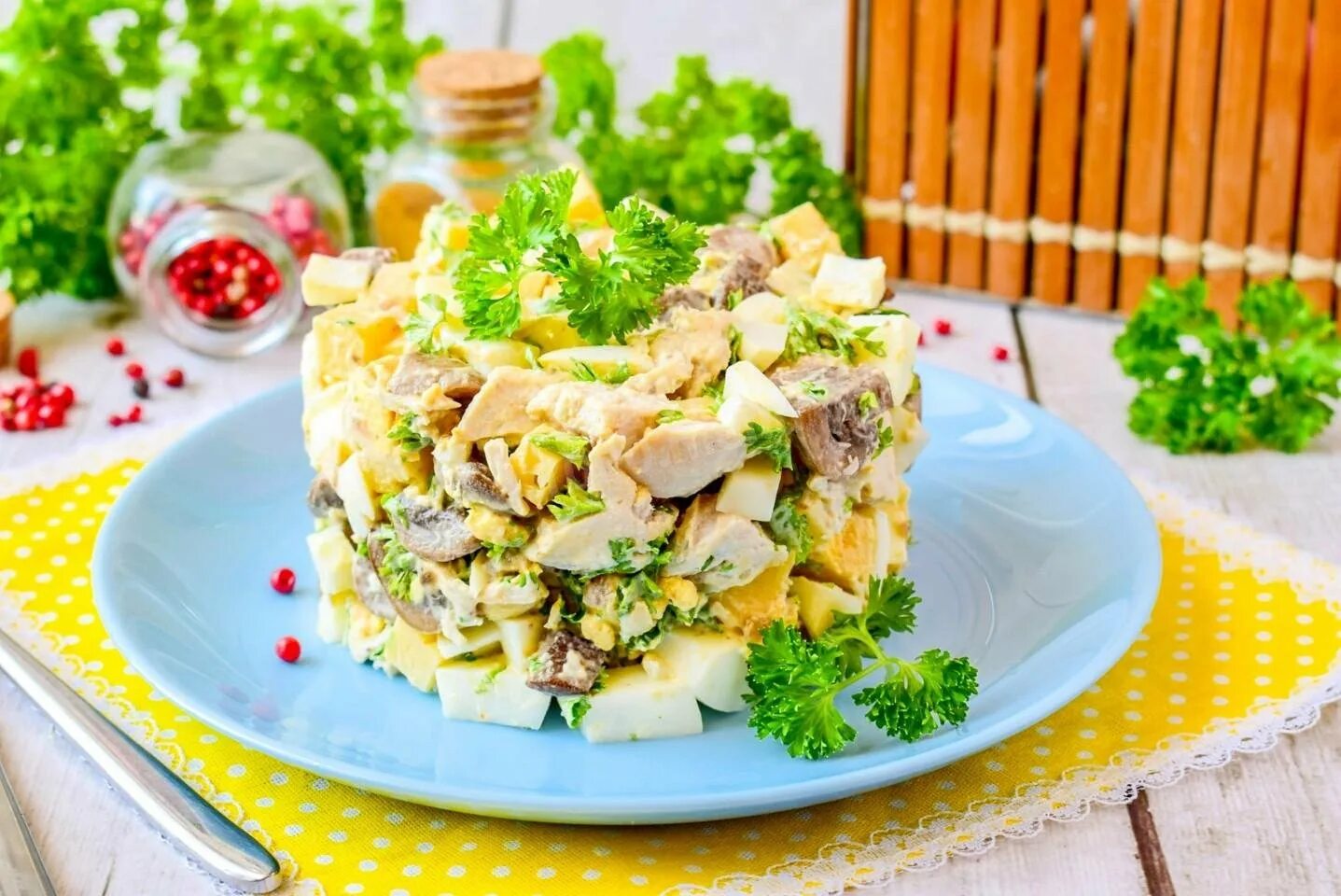 Салат жареные грибы курица яйцо сыр. Салат с шампиньонами и курицей. Салат шампиньоны с курицей и сыром. Салат Дубок с курицей шампиньонами. Салат слоёный с курицей и шампиньонами.