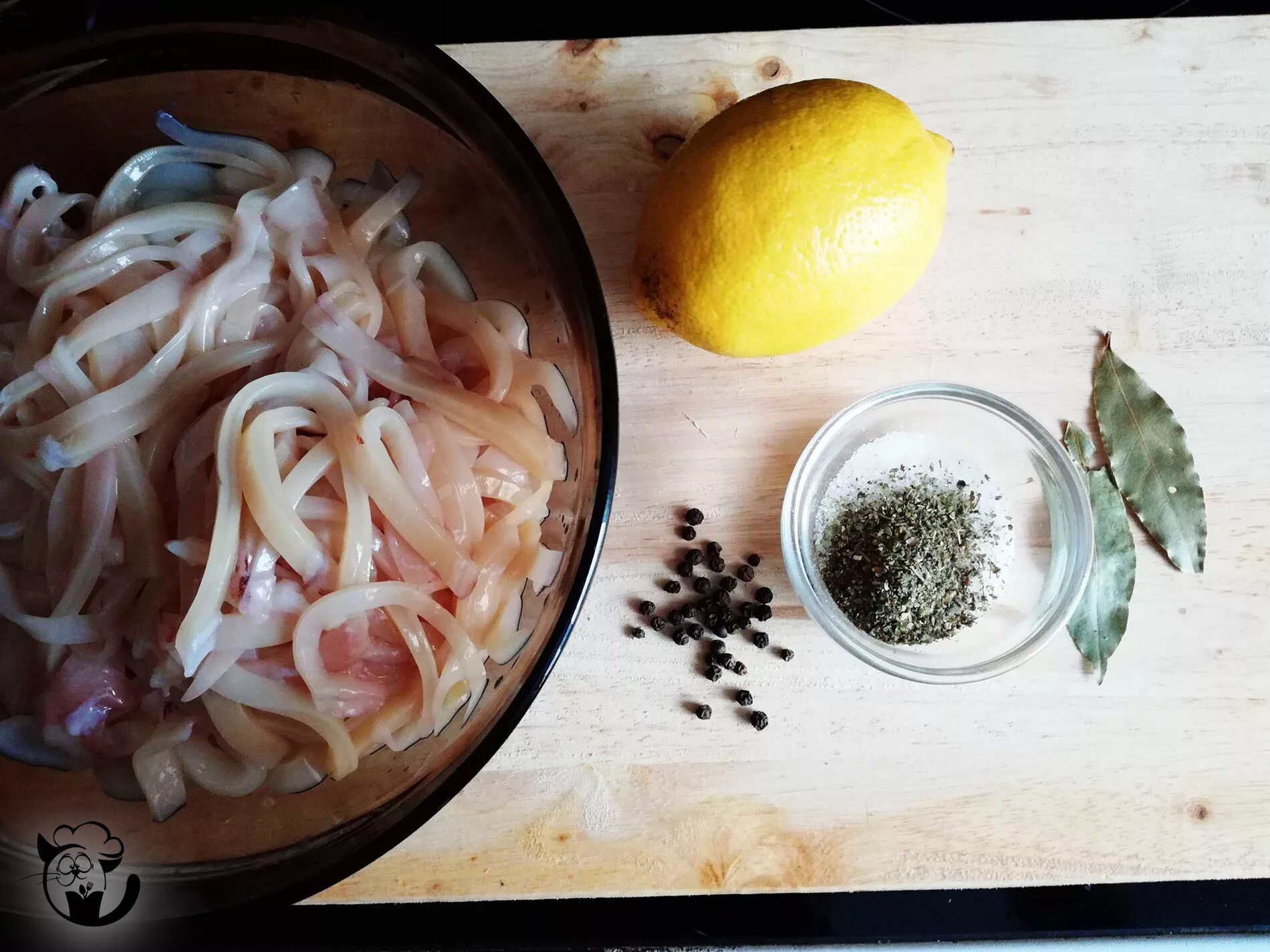 Рецепт маринованных кальмаров в домашних. Кальмары в маринаде. Кальмар маринованные в масле. Кальмары с лимоном. Маринад для кальмаров в домашних.