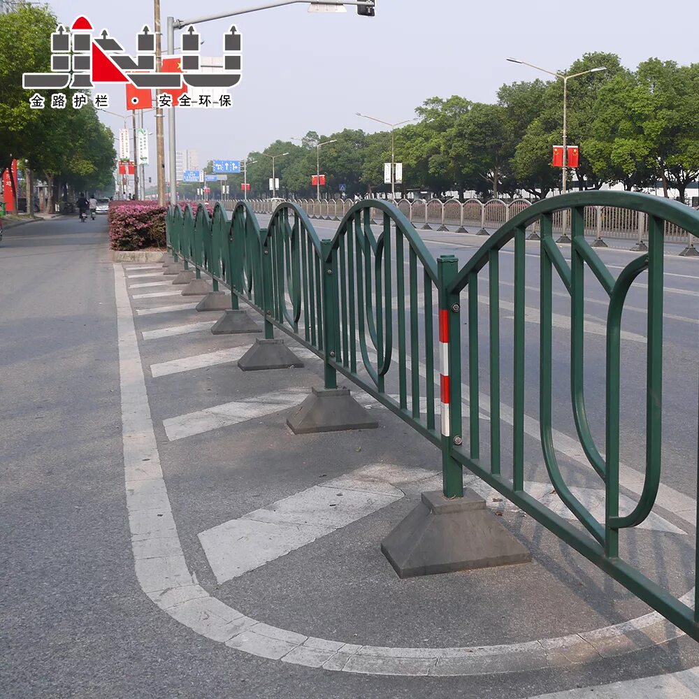 барьерное ограждение с отбойником. металлическое барьерное ограждение 11дд. ограждение дороги. перильное ограждение по-4. балка кд6 барьерное ограждение.