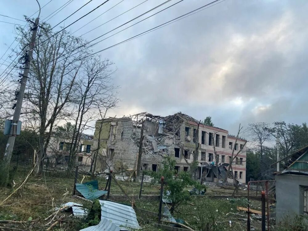 Краматорск под чьим. Краматорск школа ракетный удар. 23 школа краматорск война 2025. город краматорск украина разрушения. разрушения краматорск 2025 центр города.