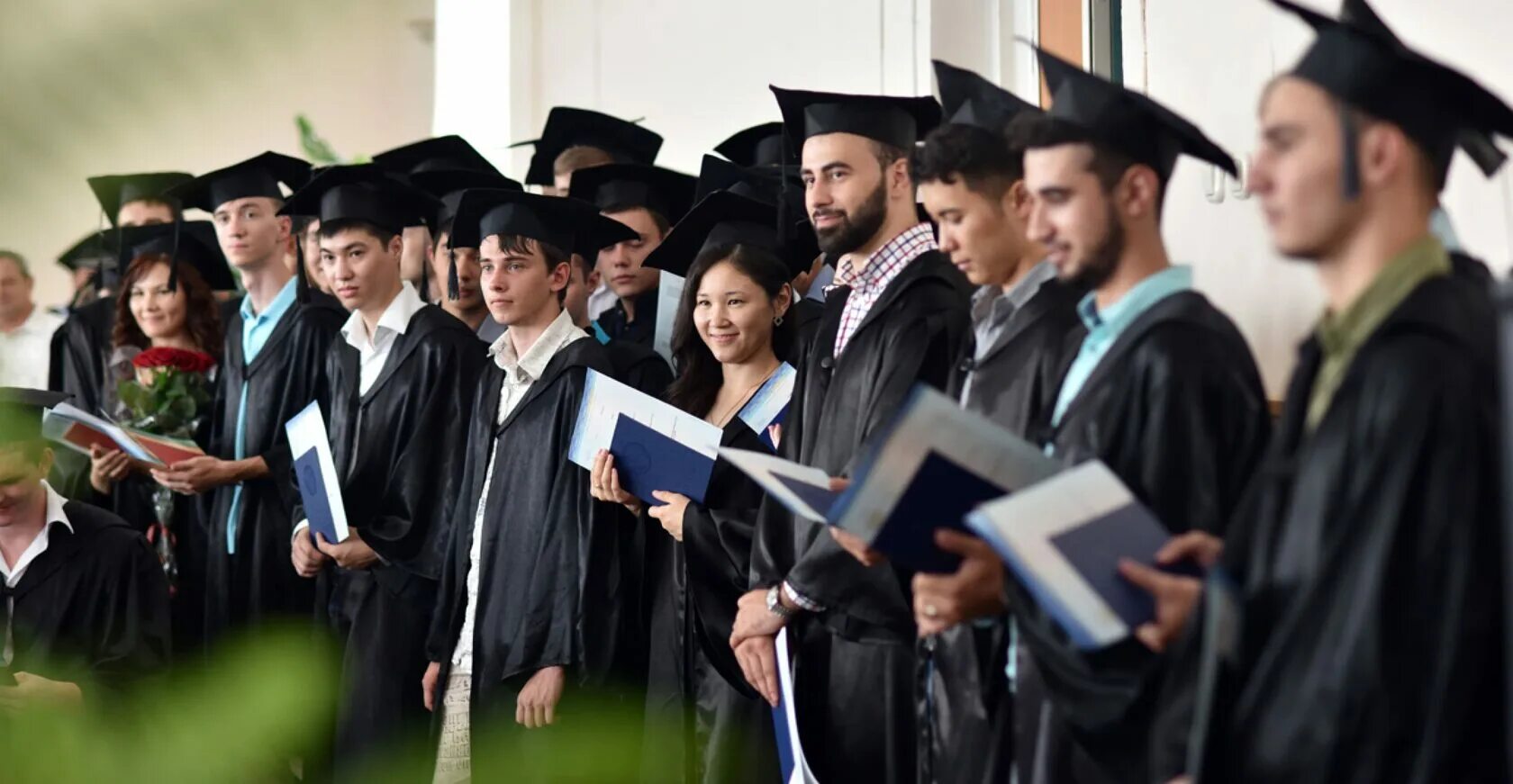 Можно купить высшее образование. АГТУ филиал в Ташкенте. Выпускник вуза. Студенты выпускники. Высшее образование.