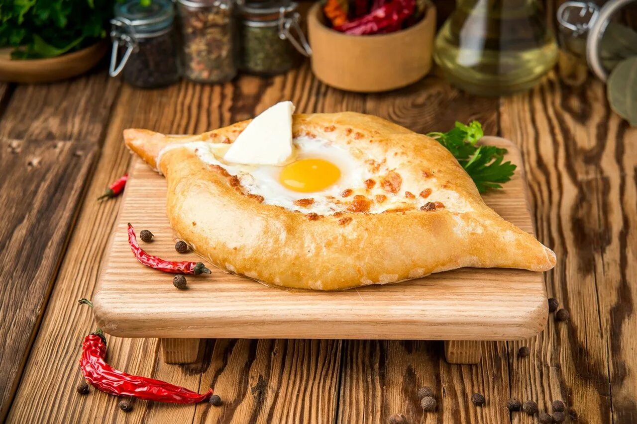 Хачапури чье национальное. Хачапури (Khachapuri). Грузинский хачапури по аджарски. Хачапури по-аджарски в Абхазии. Грузинский Аджарский хачапури.