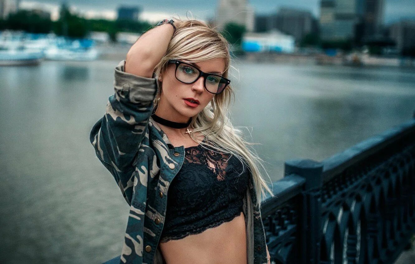 Стефани скотт и ее девушка. Умная блондинка. Женщина в темных очках. Блондинка в солнцезащитных очках. Клаудия шиффер в очках фото.