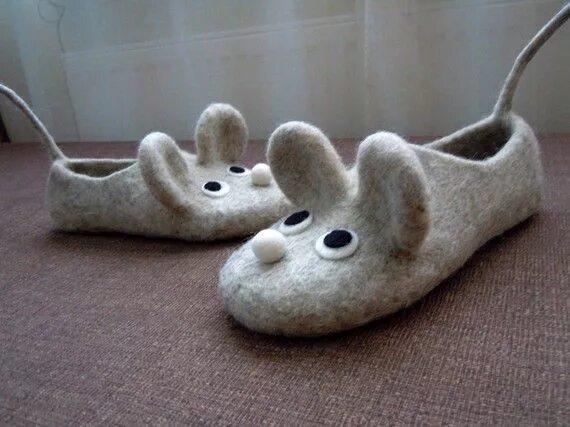 Тапочки крысы. Тапки крысы. тапочки валяные из шерсти крысы. felt applique mouse house. тапки крысы как настоящие.