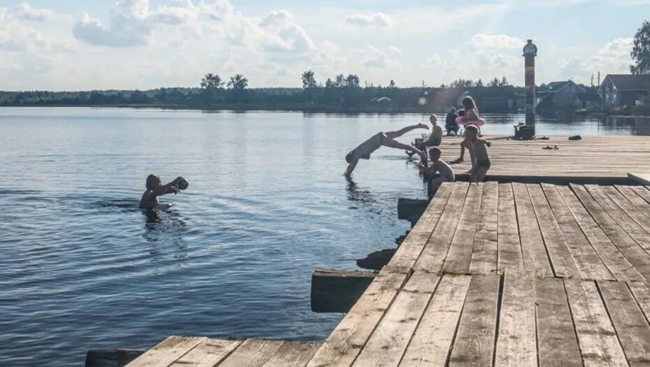 Петербург где можно купаться. Смородинское озеро Ленинградская область. Озера в Питере для купания. Озеро на Озерках СПБ для купания. Мостик для купания.