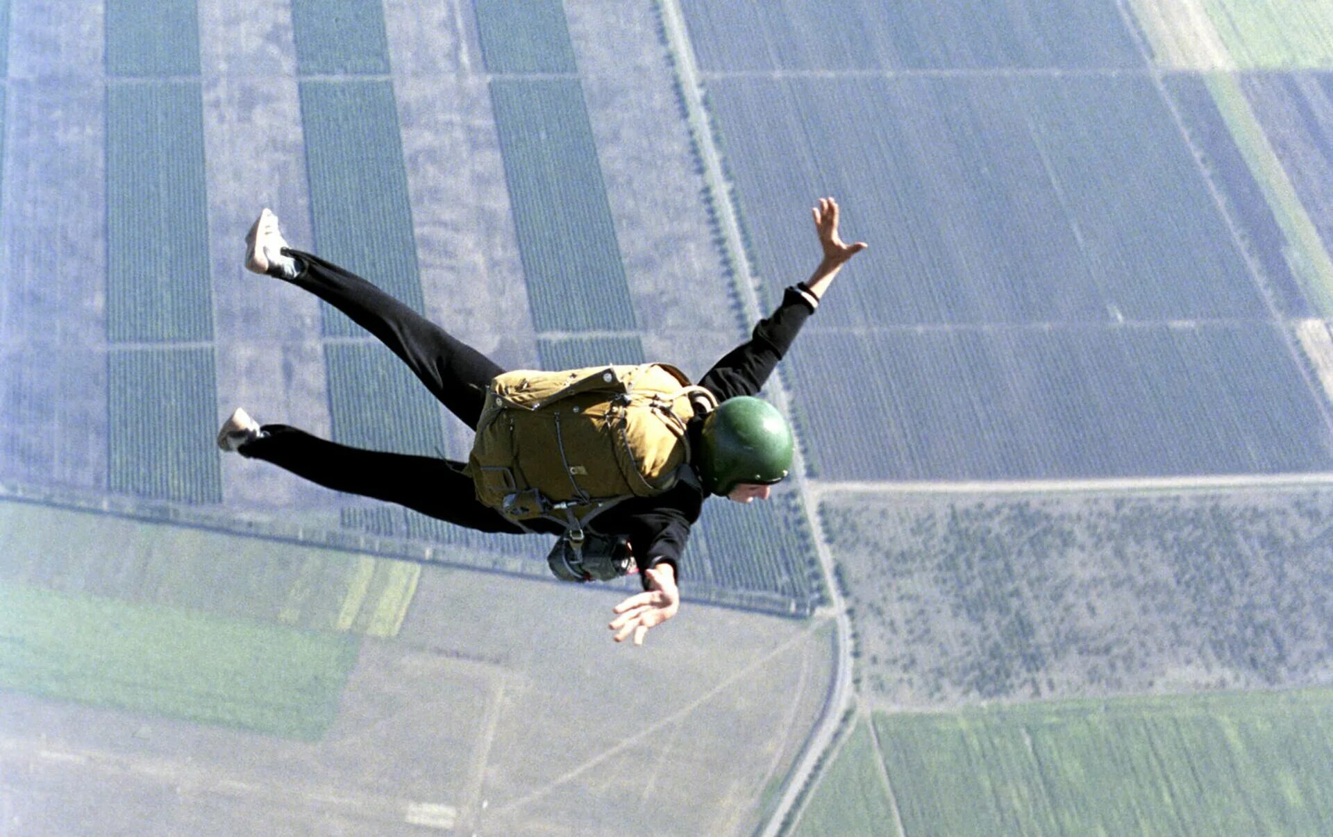 Падение. Люк Эйкинс прыжок без парашюта видео. Прыжки в высоту. Прыжок с парашютом 1000 метров. Высота прыжка с парашютом.