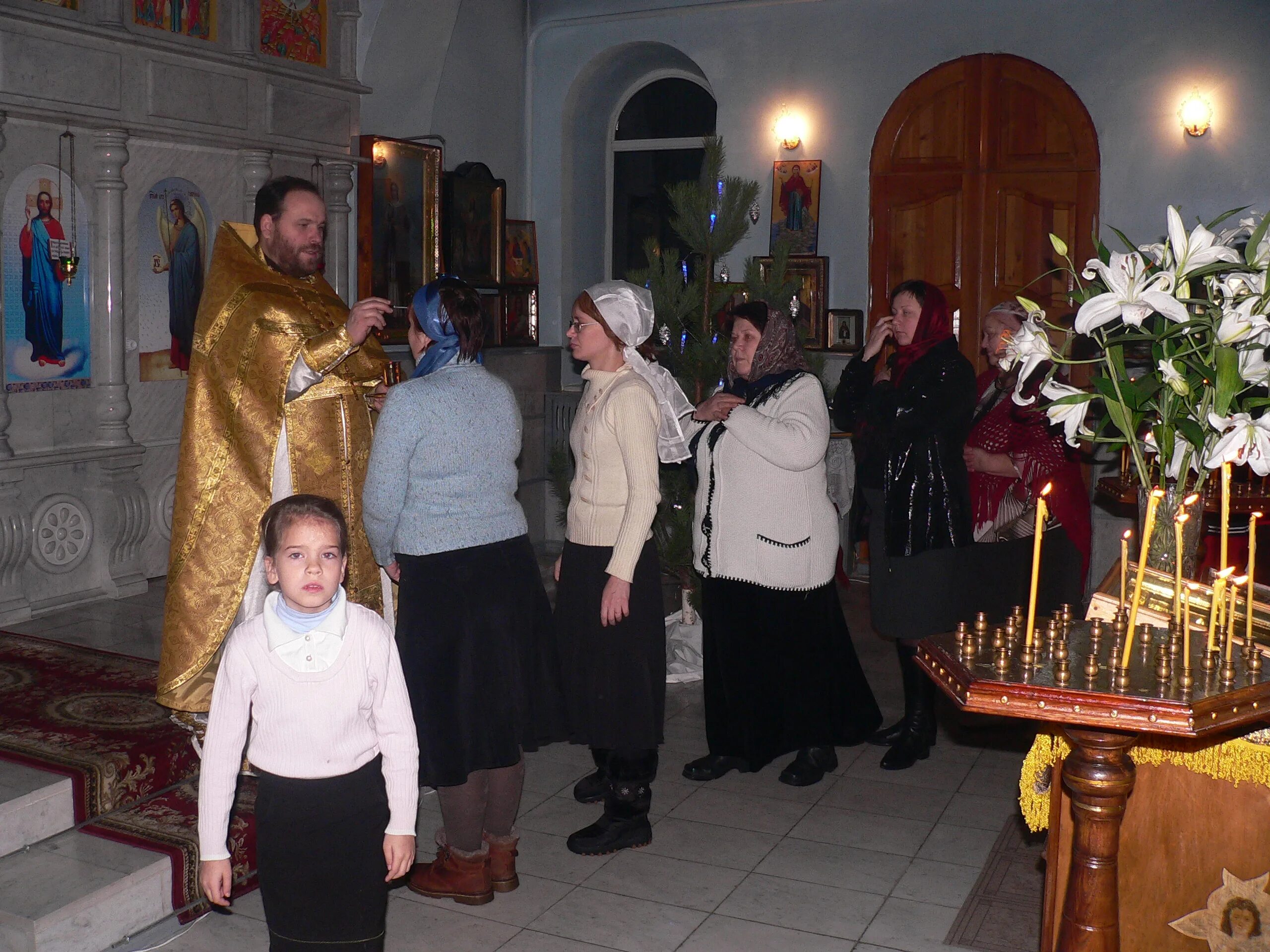 елеопомазание соборование. помазание на вечерней службе. помазание на вечернем богослужении. батюшка помазал лоб. помазание в церкви на вечерней службе.