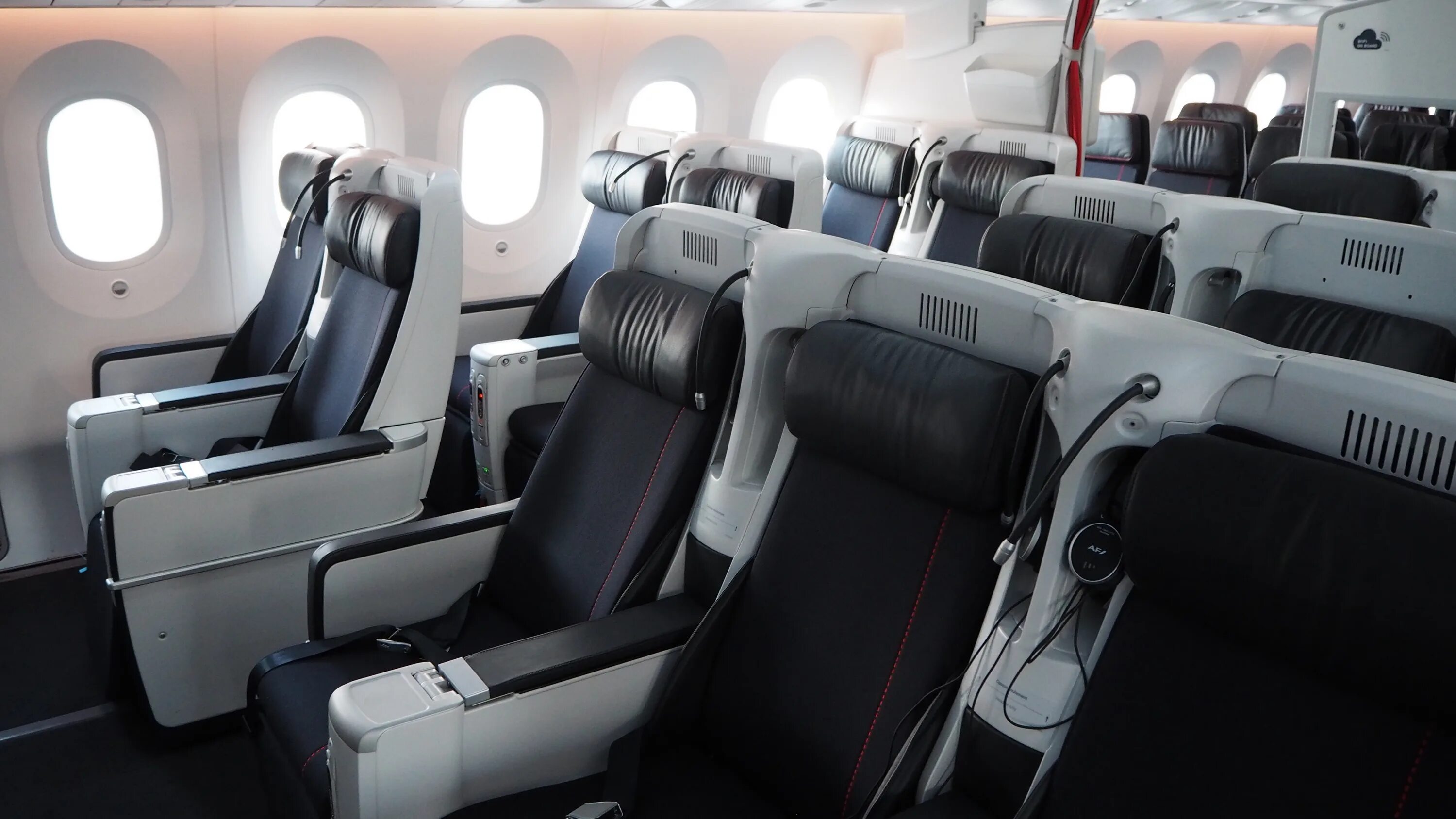 Air asia premium economy. Economy air. Бизнес класс аэрофлот боинг 777. Air france premium economy. Airbus a320 air france салон.