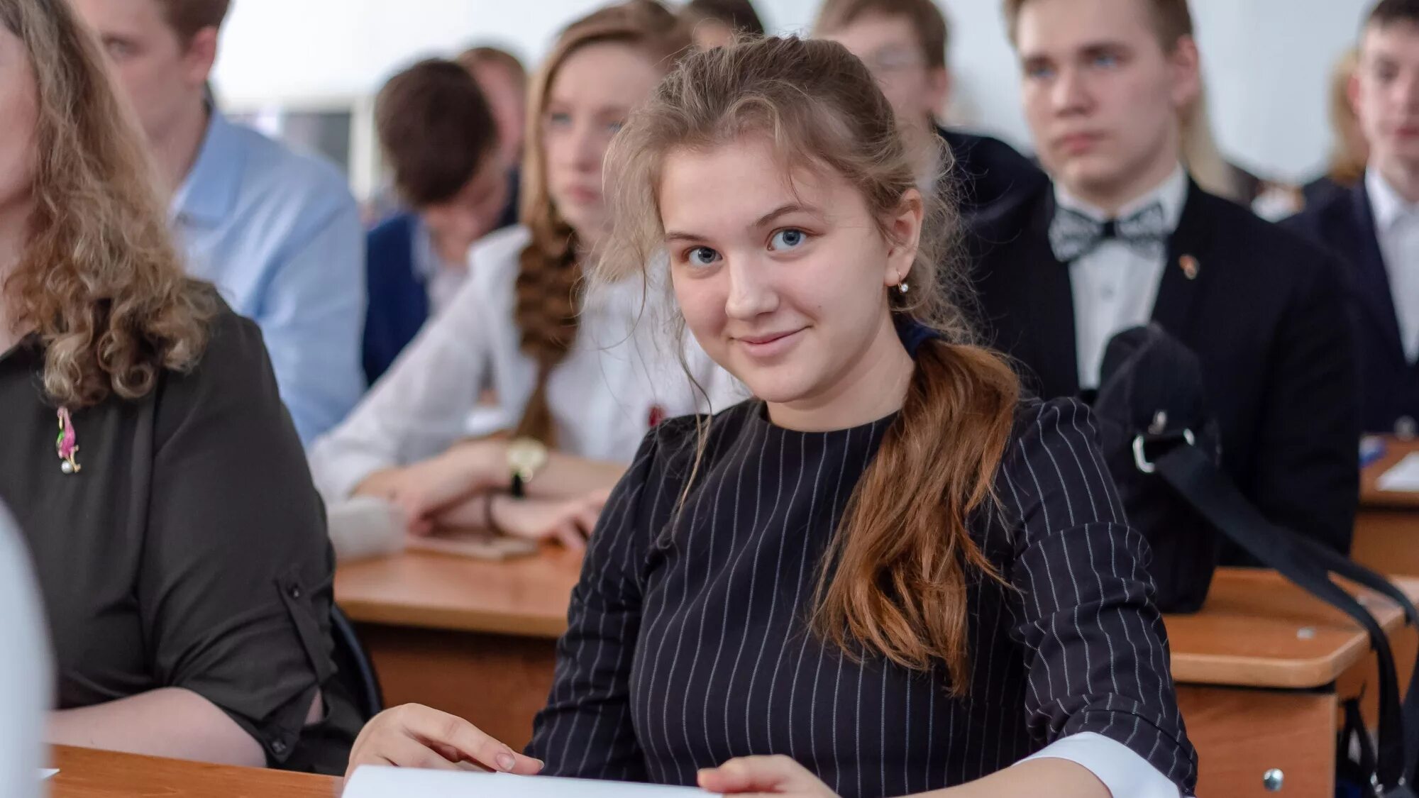 Характеристика на ученика начальной школы от классного руководителя. Ученица со средними способностями. Учитель и дети. Характеристика ученика 2 класса начальной школы от учителя. Учитель с длинными волосами.