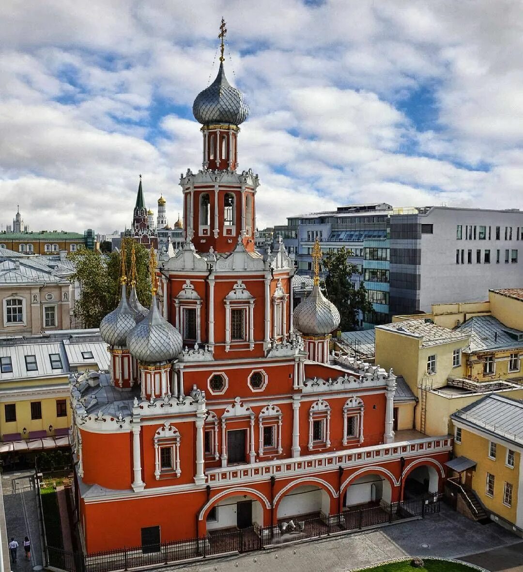 Храм иконы Божией матери Москва на Шереметевом дворе. Церковь иконы Божией матери Знамение. Храм иконы Божией матери «Знамение» на Шереметевом дворе. Храмы нарышкинское Барокко в Москве.