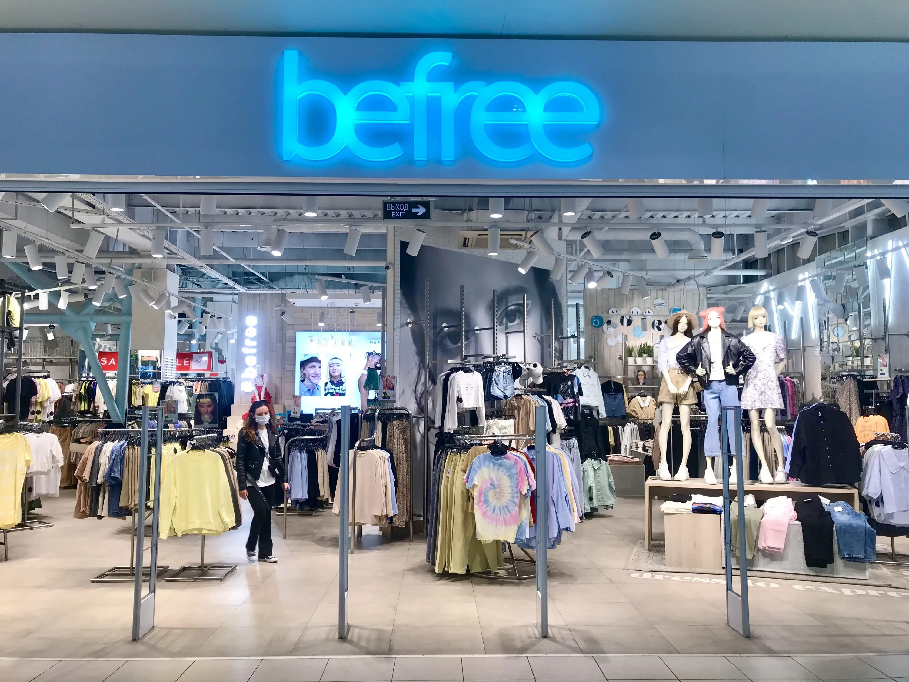 Befree магазины в москве. Би фри анапа. Befree одежда бренд. Befree свитер на молнии. Бифри одежда.