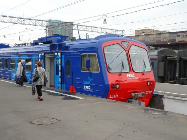 Кабина эд4м цппк. Красная стрела метро москвы. Вагон метро с гармошкой. Поезд номерной красная стрела. Эд4м рэкс салон.