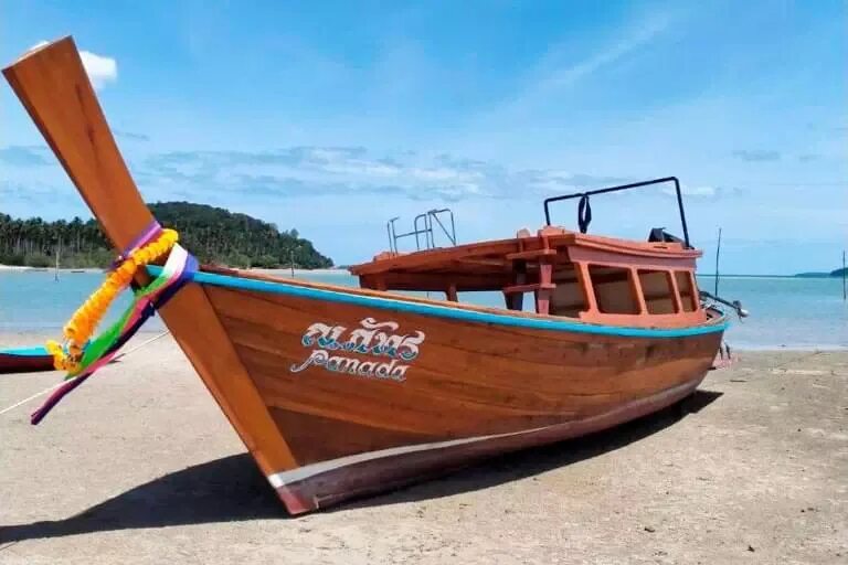 Тайские лодки лонгтейл. Лодки в тайланде. Традиционная тайская лодка. Лодки самуи. Longtail boat tour bangkok.