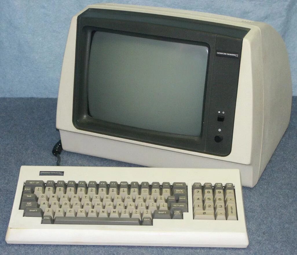 Old computer. Старый компьютерный терминал. Терминал для старого компьютера. Квадратный компьютер старый. Плоский компьютер старый.