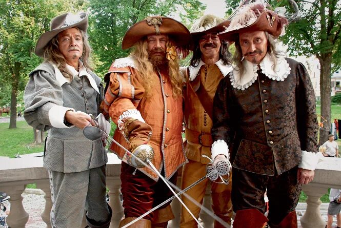 Атос портос арамис и д'артаньян фото. Евротур фильм 2004 мискузи. Д'артаньян и три мушкетера атос. Трое и т д и. Трое и т д и.