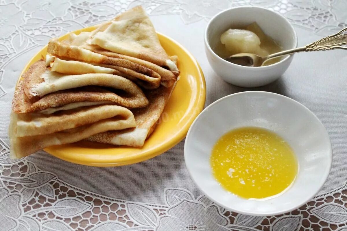 блины на молоке со сливочным маслом. блины с маслом. подача блинов. блины на молоке со сгущенкой. итальянские блины.