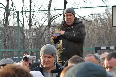 Житель города помогает