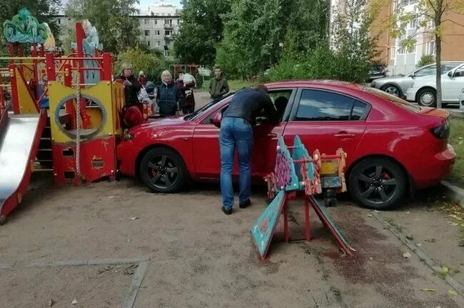 Припарковал автомобиль на детской площадке. Паркуюсь на детской площадке. Машина в детский сад на площадку. Мойка машины в неположенном месте. Припарковал автомобиль на детской площадке.