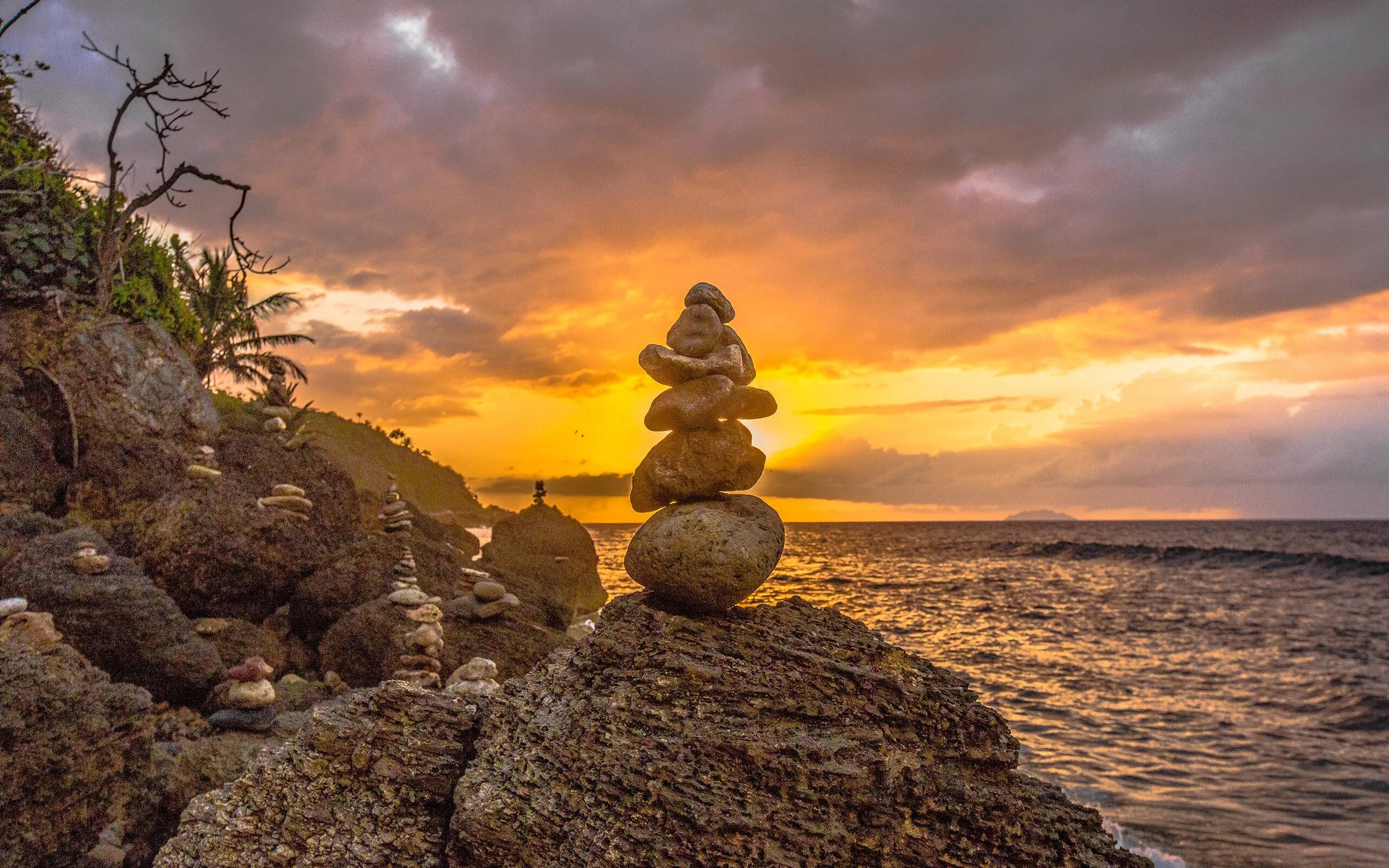 Friend stone. Камни на закате. Пирамидка из камней. Фон с камнем на закате. Пирамида камней на берегу моря.