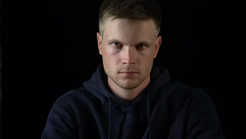 Крупный мужчина серьезный. Парень смотрит в камеру. Лицо прямо в камеру. Человек смотрит в камеру близко. Роберт хоффман.