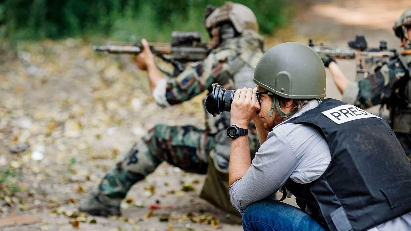 Военный журналист. Военная журналистика. Журналисты в горячих точках. Репортер в горячей точке.