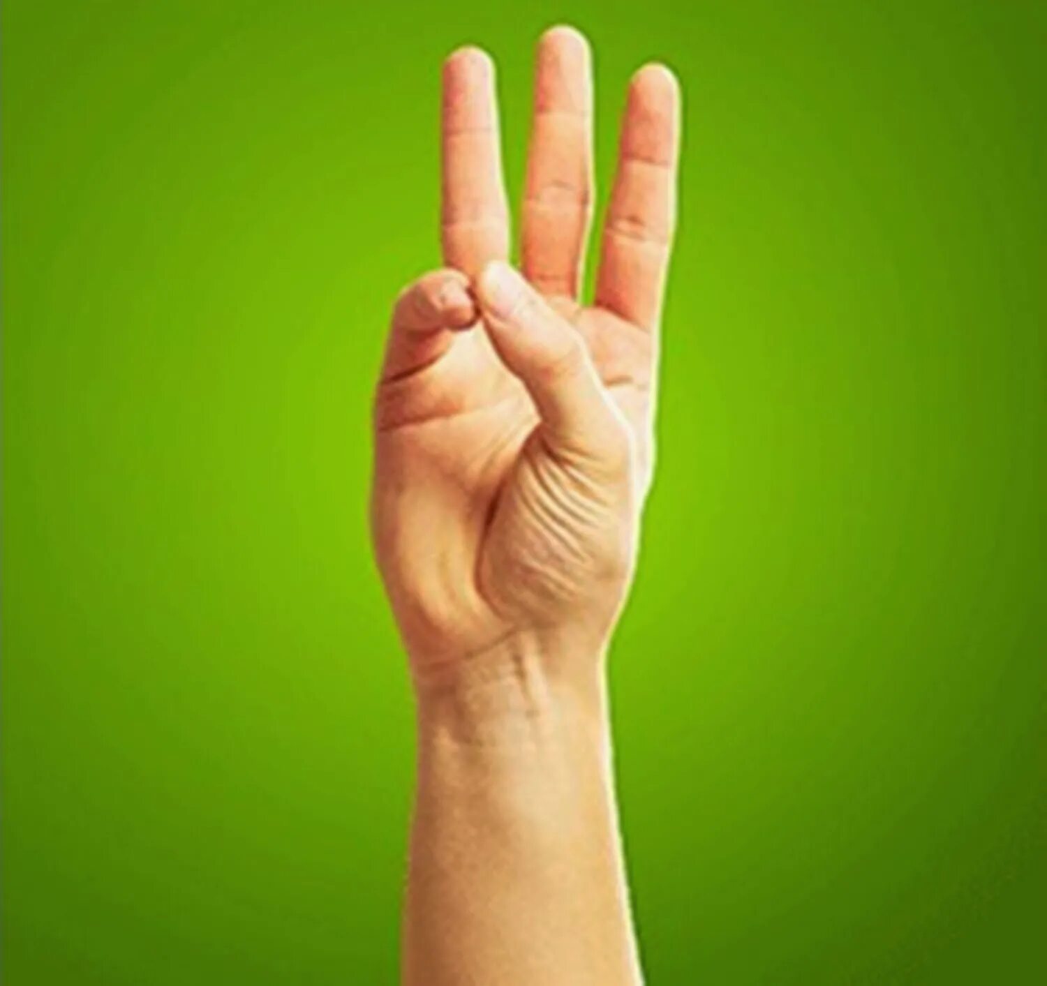 Показывать три пальца. Три пальца на руке жест. Человек показывает 3 пальца. Три пальца в небо. Зеленый чел показывает 3 пальца.