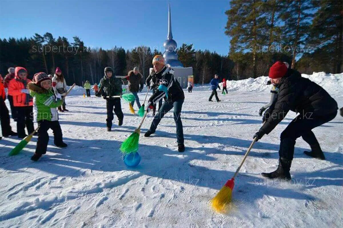 Командные зимние игры. Спортивные развлечения. Спортивные соревнования на свежем воздухе. Зимние соревнования для детей. Зимние соревнования на природе.