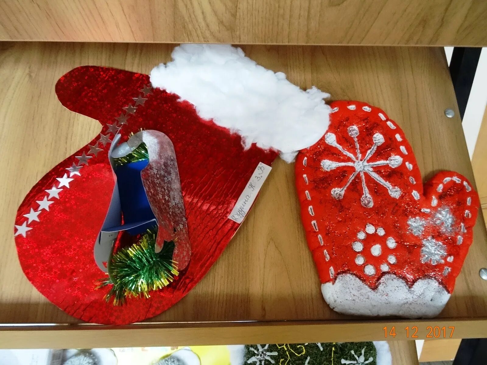 шапка и варежки деда мороза. шарф деда мороза. рукавицы красные деда мороза. аппликация варежка для деда мороза. детские шапки и рукавицы.