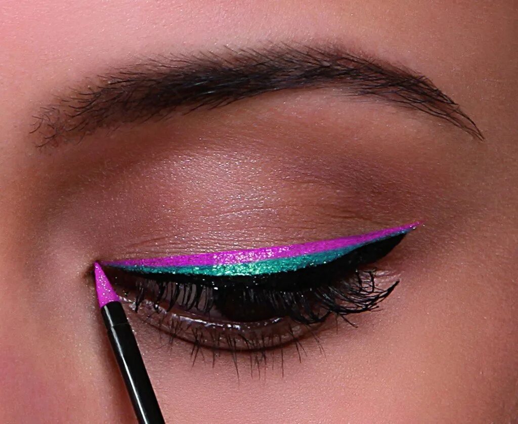 Color eyeliner. Яркая подводка для глаз. Макияж глаз с цветными стрелками. Макияж с разноцветными стрелками. Макияж с цветной подводкой.