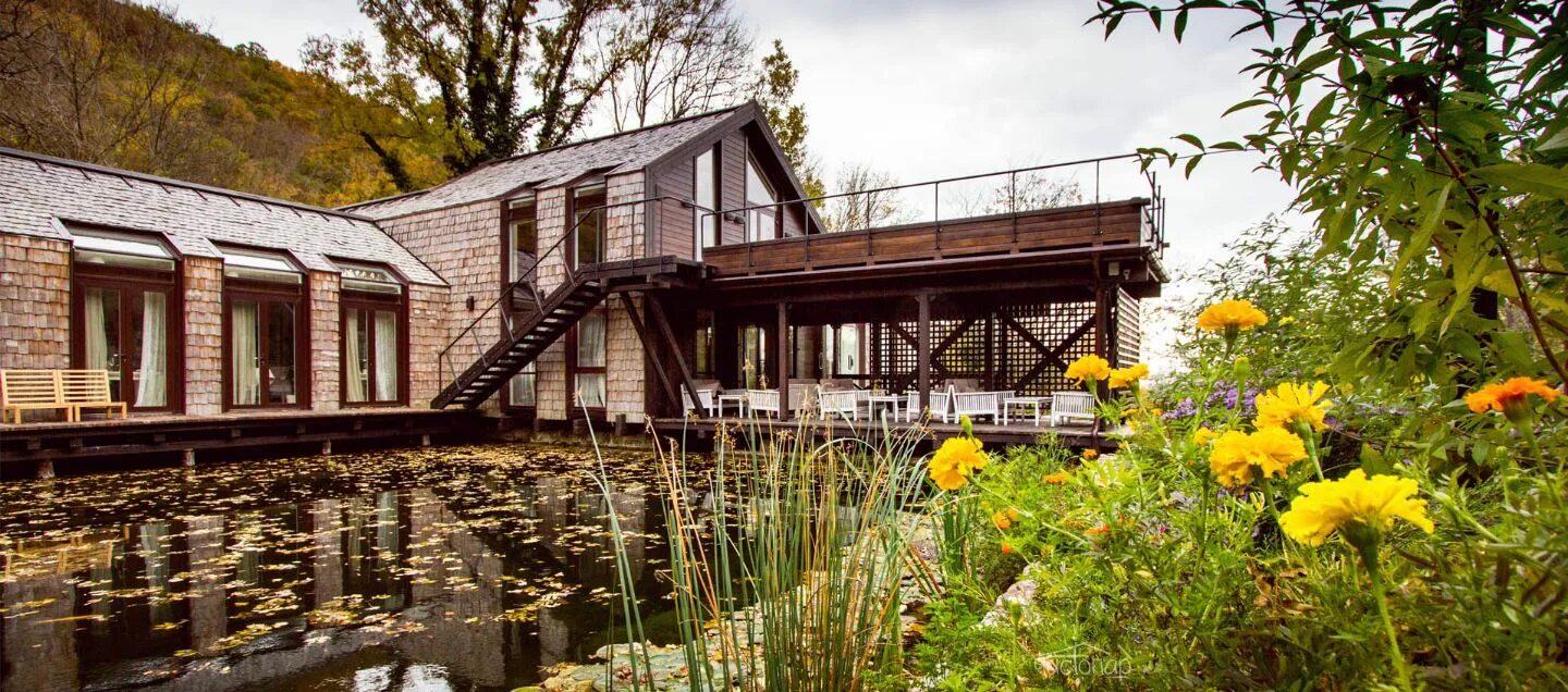 Гостевой дом егеря. Дом кордон. Лесной кордон многоречье крым. Лесной кордон крым. Дом кордон.