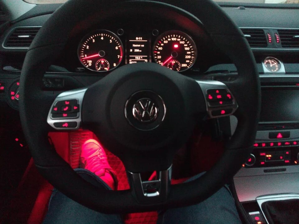 Руль volkswagen passat b6. Мультируль фольксваген. 6167834c00 руль. Красный руль пассат. Красный руль.