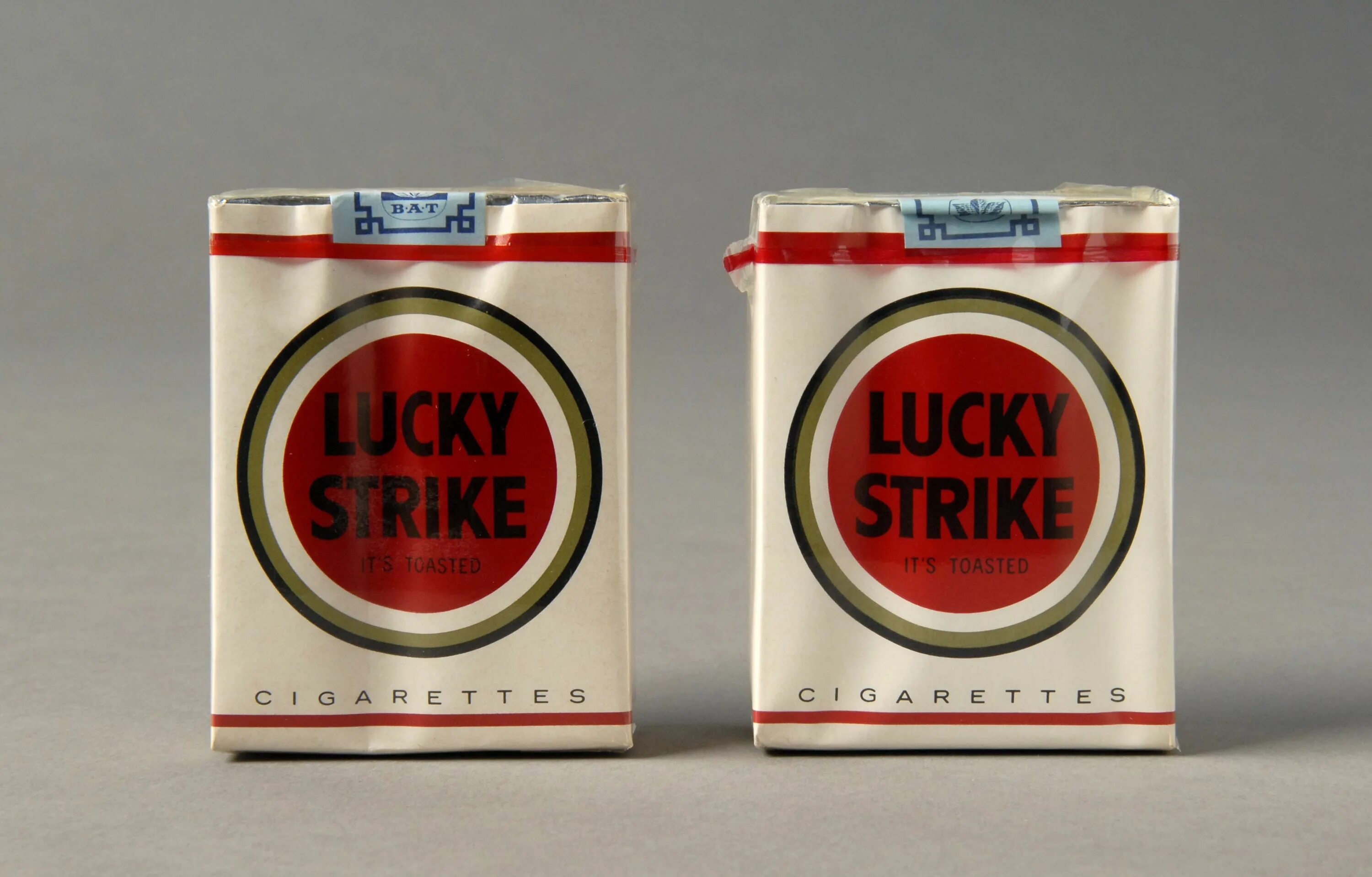 Лаки страйк компакт белый. Американские сигареты лаки страйк. Лаки страйк сигареты 2021. Страйк перевод на русский