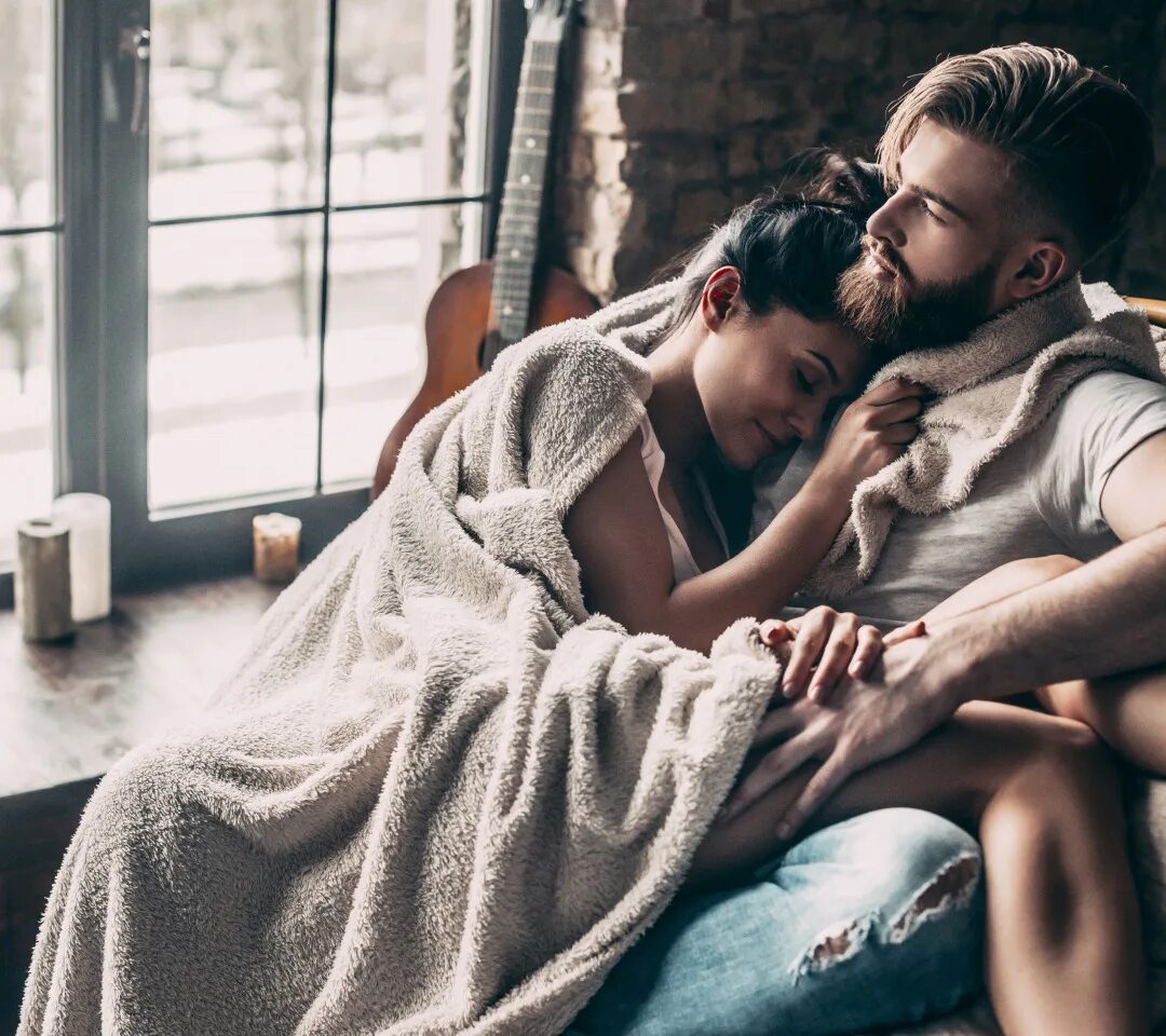 Пара в пледе. Объятия плед. Объятия плед. Объятия плед. Объятия плед.