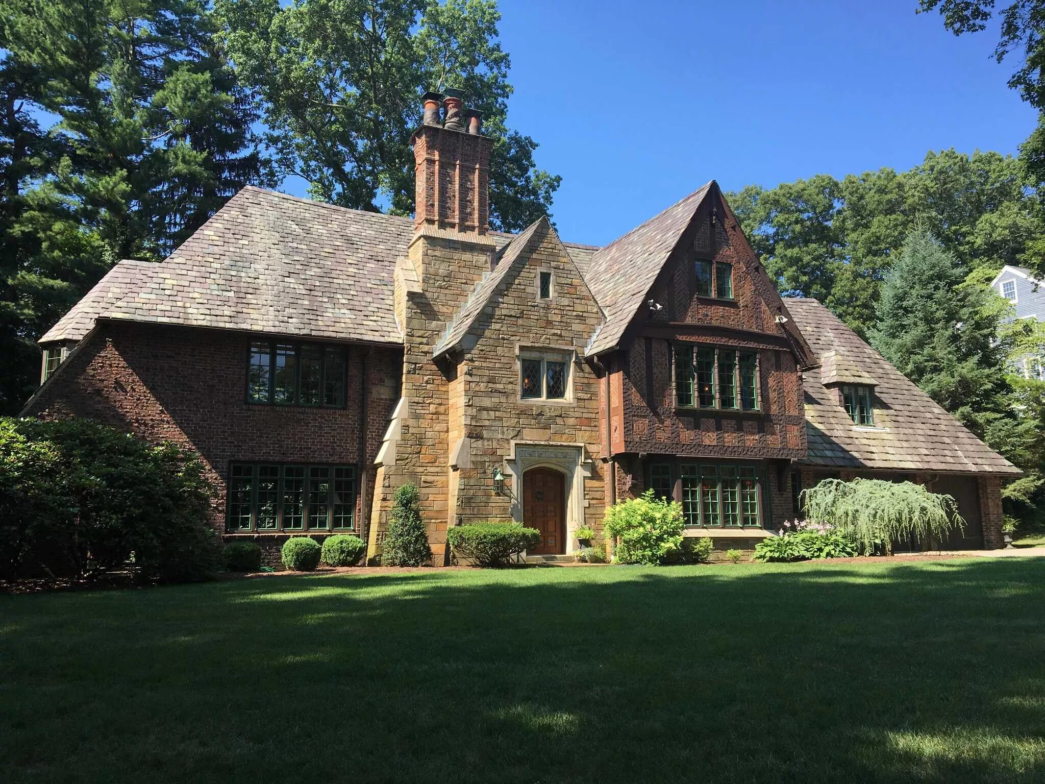 Стиль тюдор (tudor revival cottage). Дом в стиле тюдор американский стиль. Каменный дом в английском стиле. Маленький домик. Домик в английском стиле одноэтажный.