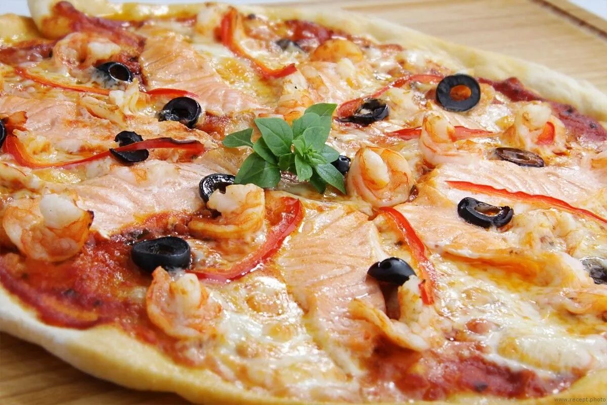 Домашняя пицца с морепродуктами. Пицца с креветками. Пицца с лососем. Пицца с семгой. Пицца с лососем и креветками.