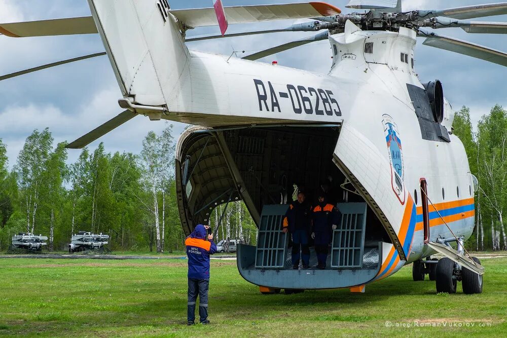 Вертолёт ми-26. Грузовой вертолёт ми-26. Ми-26 вертолёт грузовой отсек. Пассажирский вертолет ми-26.