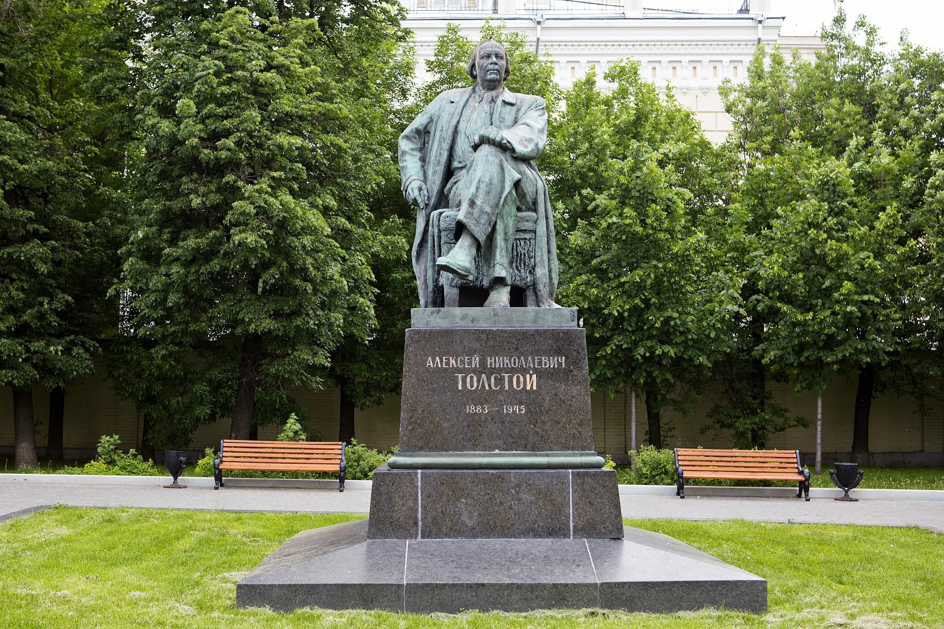 Памятник николаевичу. Памятники алексею николаевичу толстому. памятник алексею толстому в москве. памятник алексею николаевичу толстому в москве.