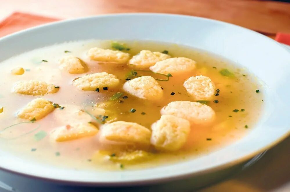 Суп с клецками с манкой. Куриный суп с клецками. суп с галушками. суп с клёцками. суп с клецками из манки.