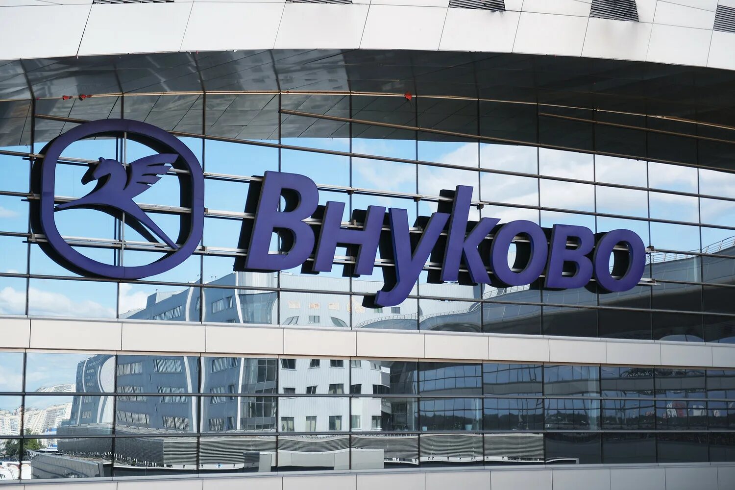 Аэропорт внуково ковер. Аэропорт имени туполева. аэропорт внуково имени а.н туполева. внуково вывеска. реклама в аэропорту внуково.