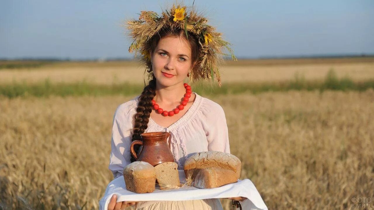 Девица косу не плетет праздник