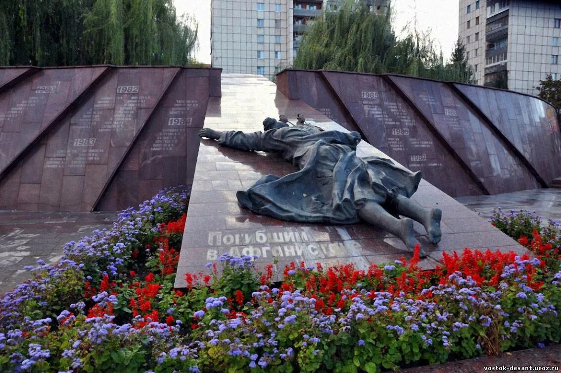 Сквер афганцев Курск. Памятник воинам афганцам в Курске. Памятник афганцам в Курске Скорбящая мать. Памятник погибшим в Афганистане Курск. Улица вдов