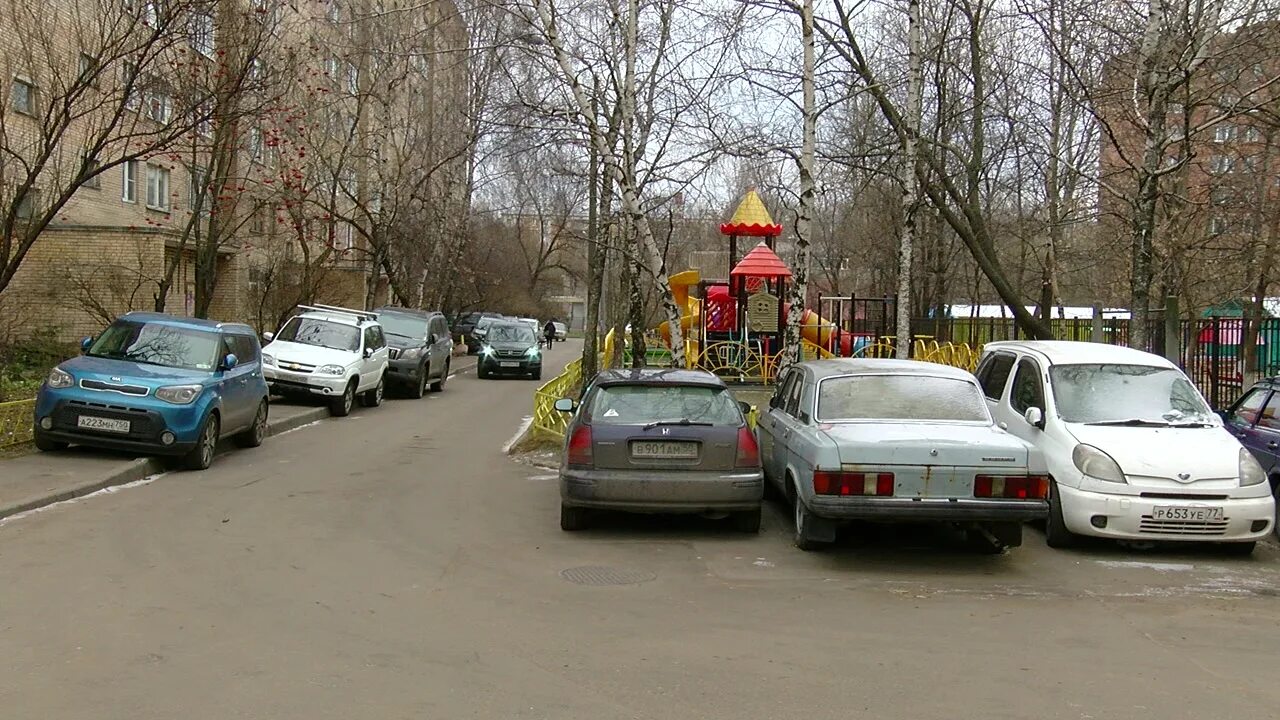 Машина без номеров. Заброшенная машина во дворе. Автомобиль с двора с номером. Машина во дворе. Сходка на парковке.