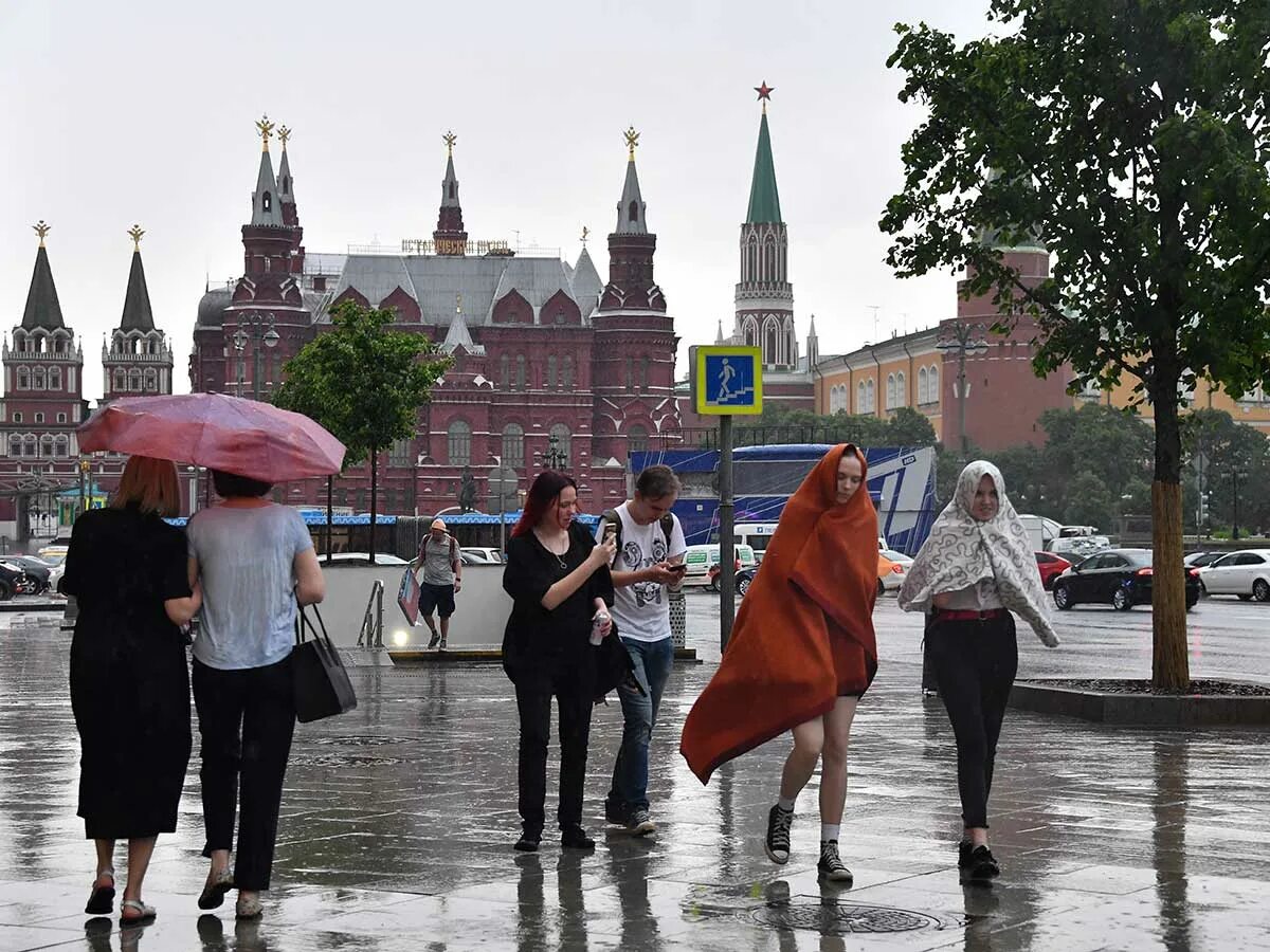 На сегодняшний день любой. Дождь в Москве. Жители Москвы. Сильный дождь в Москве. Дождь в Москве летом.