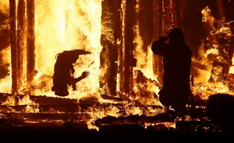 Человек горит в пожаре