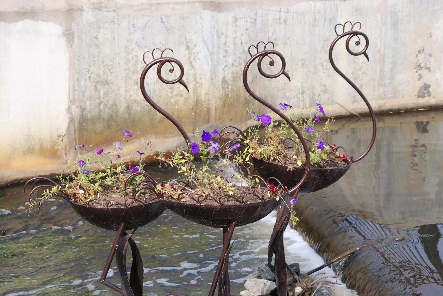 цветочница 14 счастливый амулет. кованые подвесные кашпо. подставка под цветы из металла ym-fp-5087-l. подставки для цветов в саду. декоративный велосипед для сада.