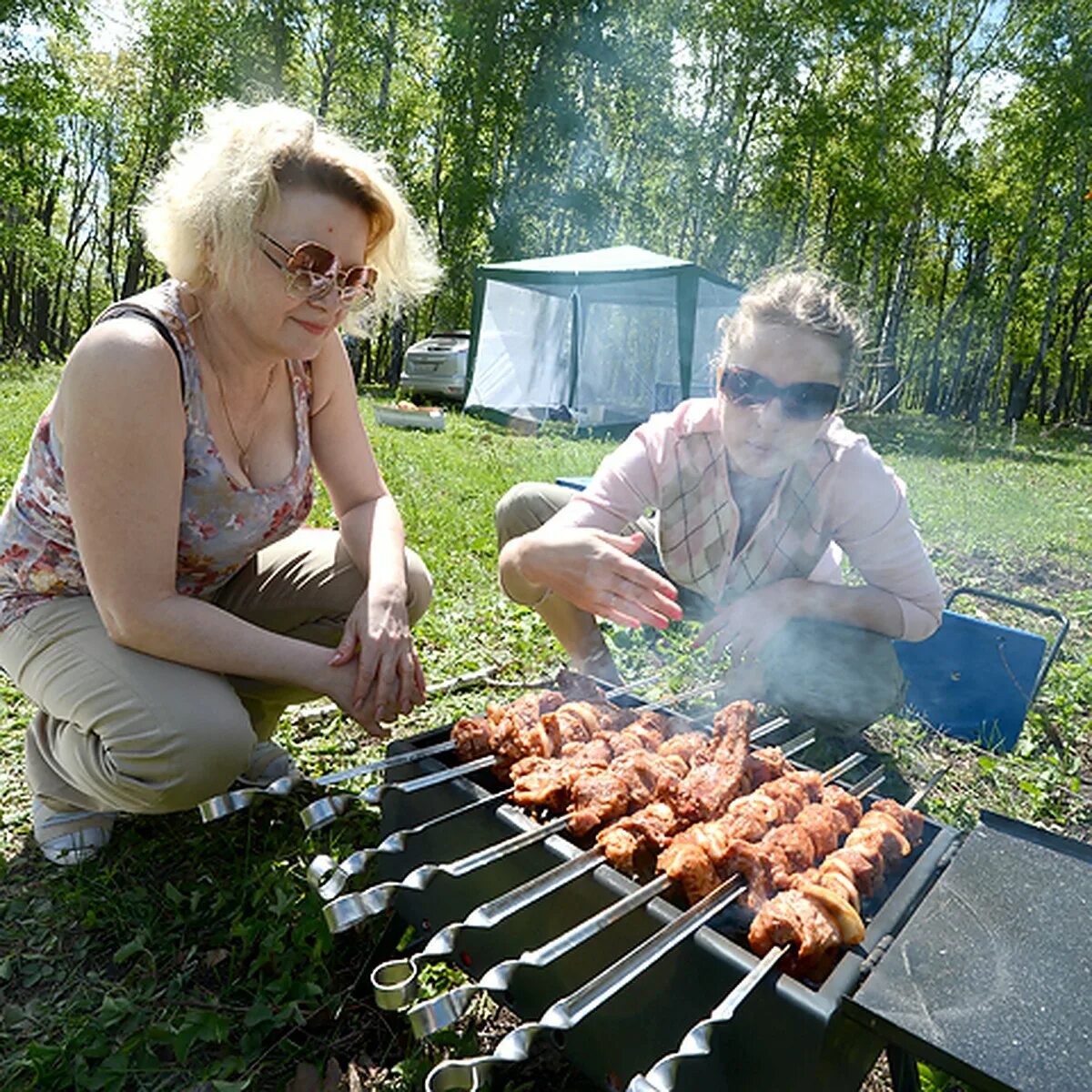 Дарите шашлыки. Шашлыки на природе. барбекю на природе. пикник шашлык на природе. шашлыки на даче.