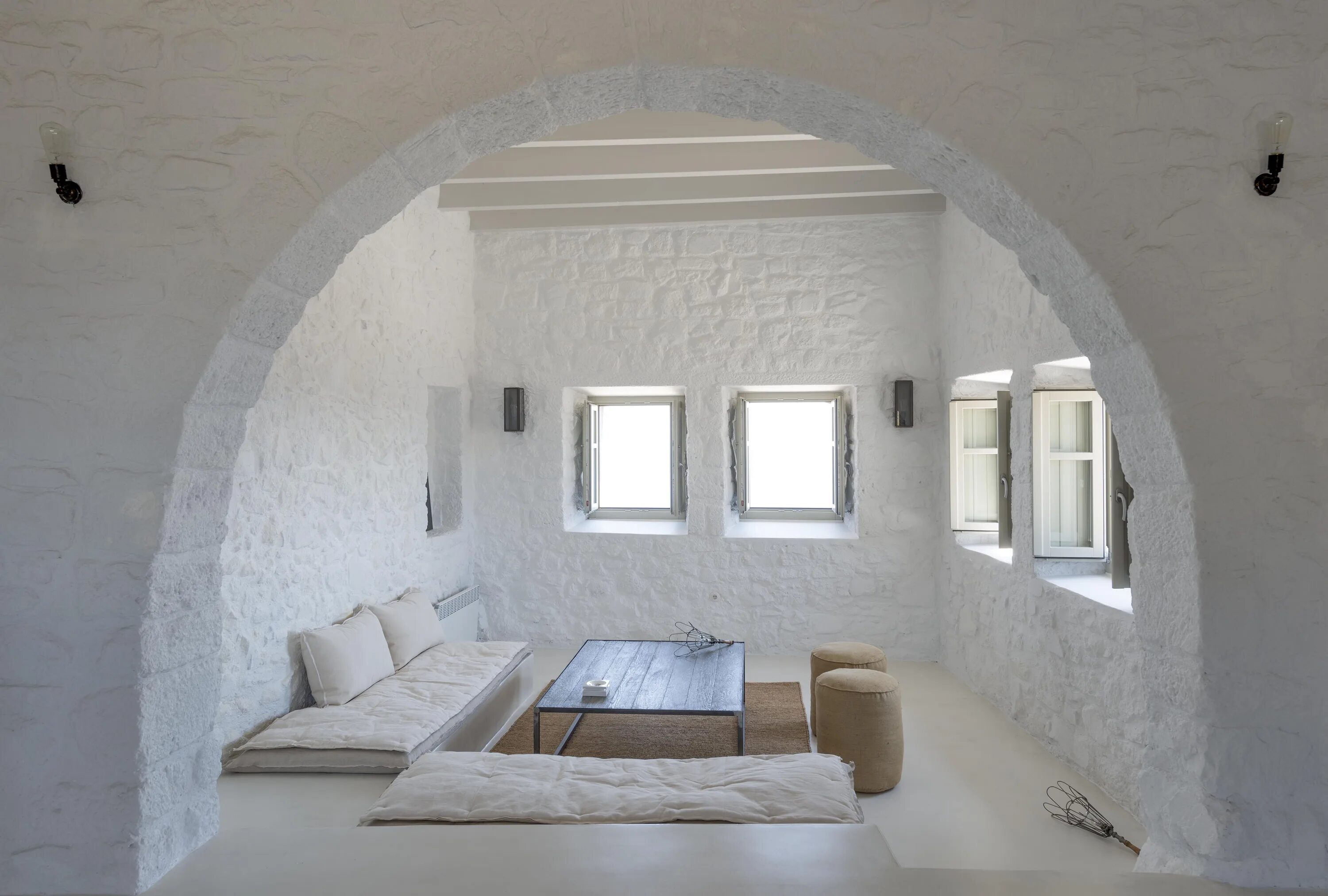 Построенный из белого камня. Штукатурка в средиземноморском стиле. Греческий дом изнутри. Штукатурка в греческом стиле. Стены в греческом стиле.