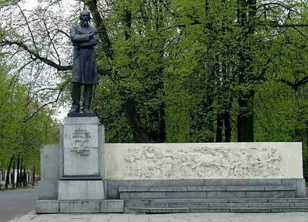Памятники некрасову