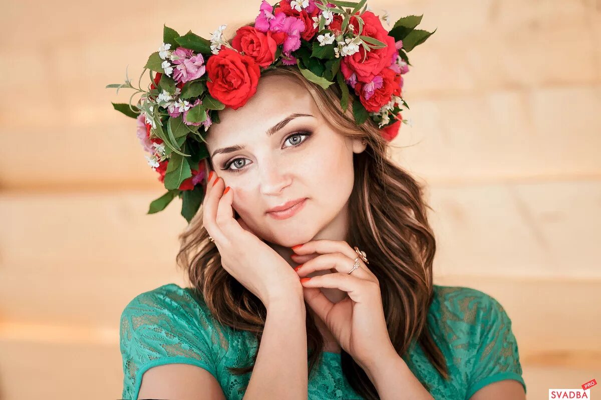 Фотосессия с венком. Девушка в венке из цветов. Кожа венком. Девушка с венком на голове. Венок на голову.
