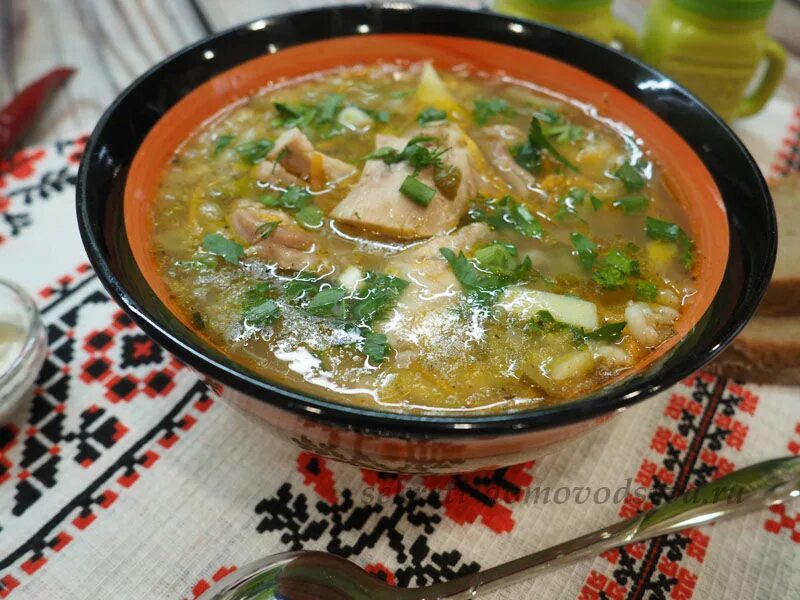 Рассольник рецепт с рисом и огурцами. Рассольник с перловкой и солеными огурцами. Рассольник с курицей и перловкой. Рассольник с курицей и рисом. Рассольник с перловкой и солеными огурцами со свининой.